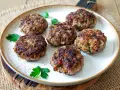 Sechs goldbraune Buletten, frisch gebraten, liegen auf einem Teller. Ein einfaches Buletten Rezept, das immer gelingt.