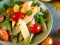 Klassischer Spargelsalat mit Kirschtomaten und frischen Kräutern, ein leichtes und gesundes Gericht.