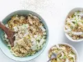 Ein großer Schüssel mit "friss dich dumm salat" aus Nudeln, Chinakohl und Frühlingszwiebeln, daneben zwei kleinere Schüsseln.