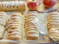 Frisch gebackene Apfeltaschen, bestäubt mit Puderzucker. Ein köstliches Apfeltaschen Rezept, das zum Genießen einlädt.
