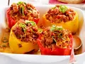 Gefüllte Paprika mit Hackfleisch und Reis, garniert mit Frühlingszwiebeln. Ein Klassiker der Paprika Rezepte.