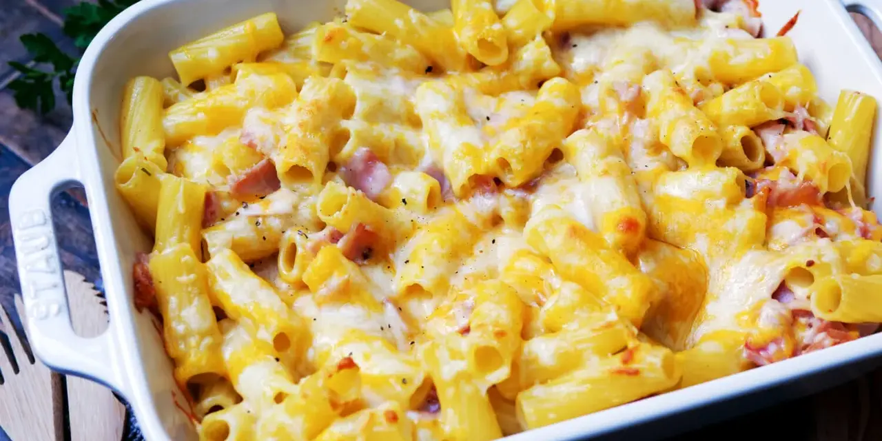 Herzhaftes Nudel Schinken Gratin mit geschmolzenem Käse, frisch aus dem Ofen. Perfekt für kalte Tage!