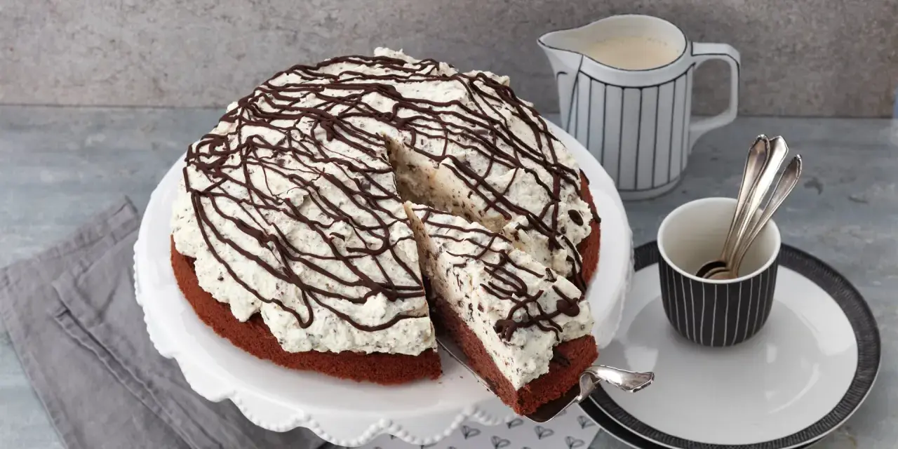 Eine köstliche Schoko Stracciatella Torte mit viel Sahne und Schokoladenraspeln, bereit zum Genießen.