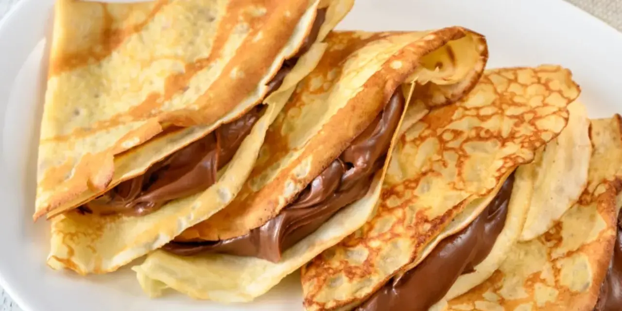Drei gefaltete Crêpes mit Schokoladencreme, ein einfaches und leckeres Crepes Rezept für jeden Anlass.