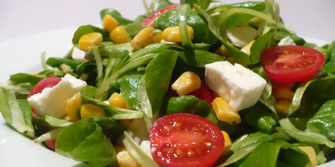Ein frischer Feldsalat mit Mais, Kirschtomaten und Feta – ein einfaches und leckeres Feldsalat Rezept für jeden Tag.