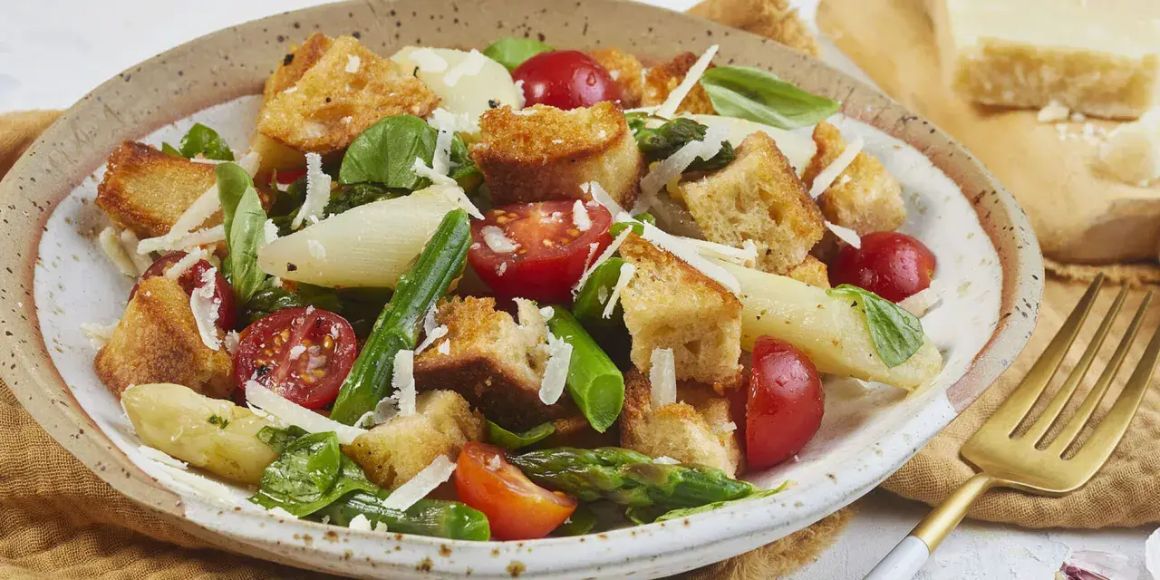 Ein köstlicher Brotsalat mit Spargel, Tomaten und Parmesan. Dieses Brotsalat Rezept ist perfekt für den Sommer.