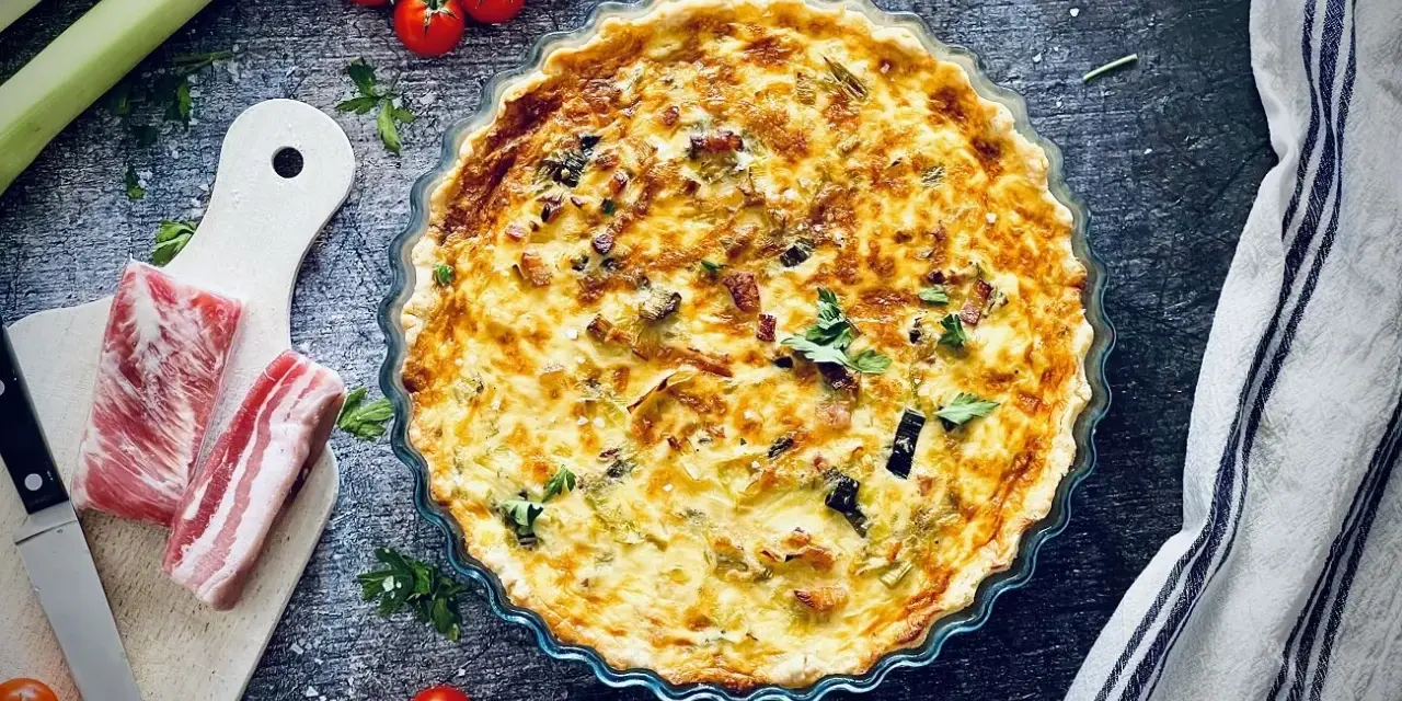 Herzhafte Lauch-Quiche mit Speck und Kräutern, eine köstliche Idee für Lauch Rezepte.