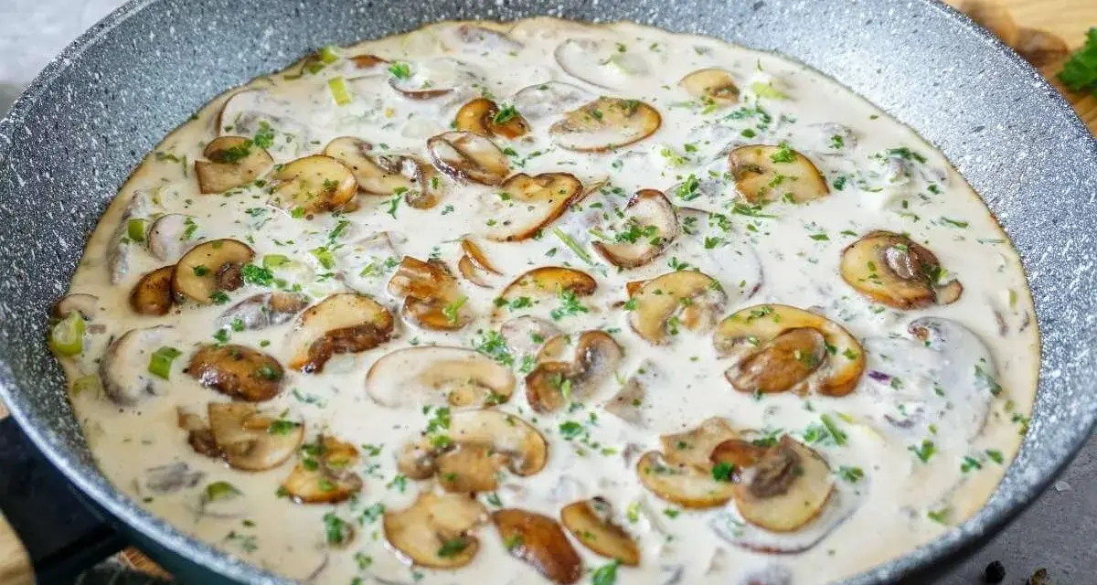 Cremige Champignon-Pfanne, ein köstliches Gericht, das Lust auf mehr Champignons Rezepte macht. Mit frischer Petersilie garniert.