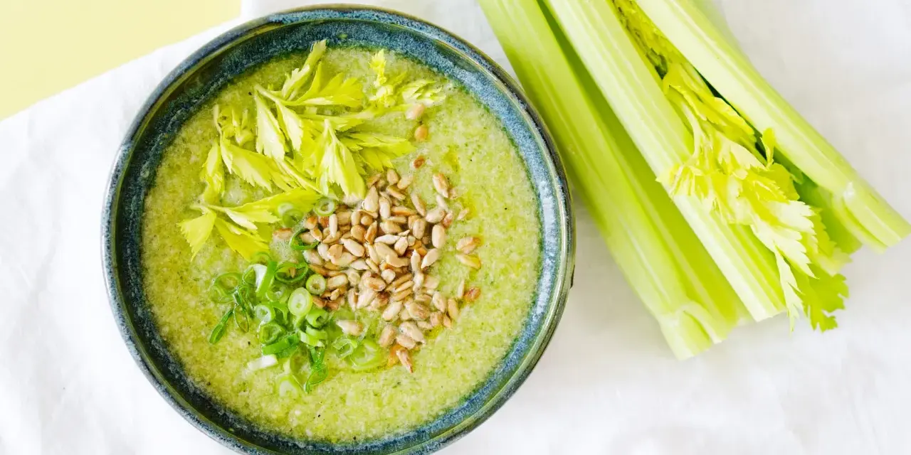 Grüne Suppe mit Sellerie, Sonnenblumenkernen und Frühlingszwiebeln. Perfekt für leichte Staudensellerie Rezepte.