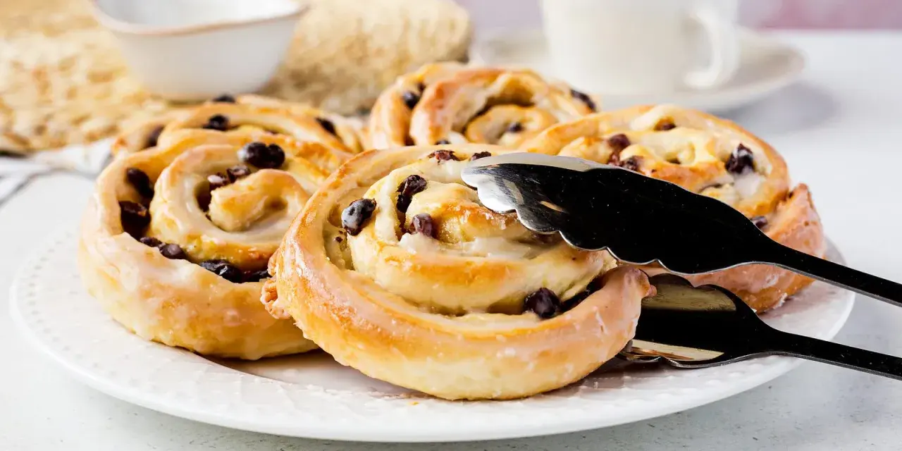 Leckere Rosinenschnecken, frisch gebacken und glasiert. Ein tolles Rosinenschnecken Rezept für den Kaffeetisch.
