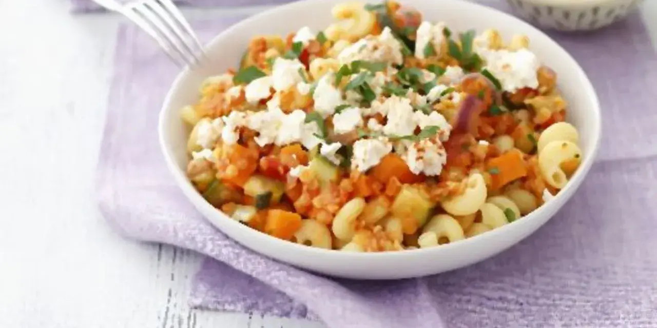 One Pot Pasta mit Feta, Tomaten und Zucchini. Ein einfaches und leckeres Gericht, das schnell zubereitet ist.