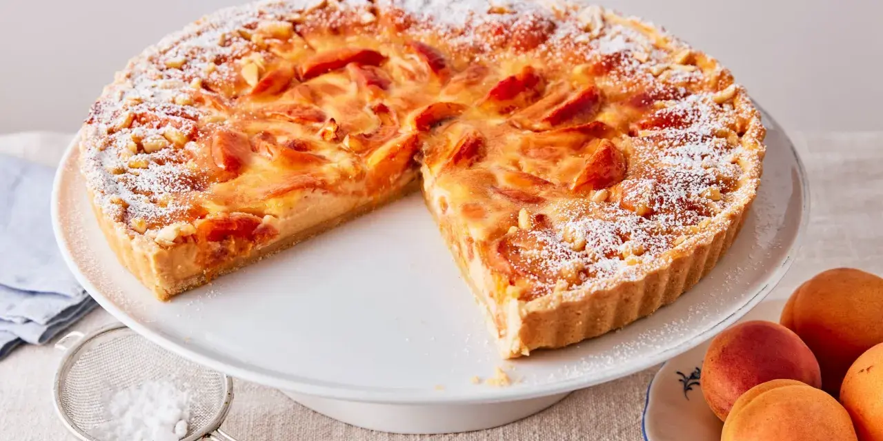 Saftige Aprikosen bedecken diesen köstlichen Kuchen. Ein tolles Aprikosentarte Rezept für den Sommer.