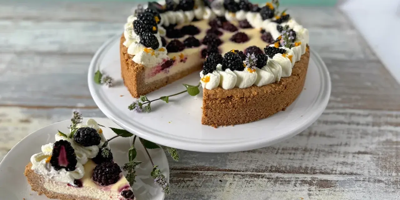 Eine köstliche Brombeertorte, verziert mit Sahnetuffs und frischen Brombeeren. Dieses Brombeertorte Rezept sieht zum Anbeißen aus!