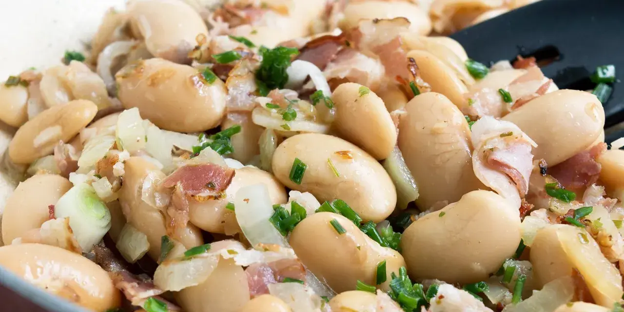 Herzhaftes dicke bohnen rezept mit Speck und Zwiebeln, garniert mit frischem Schnittlauch. Ein Klassiker, der immer schmeckt.
