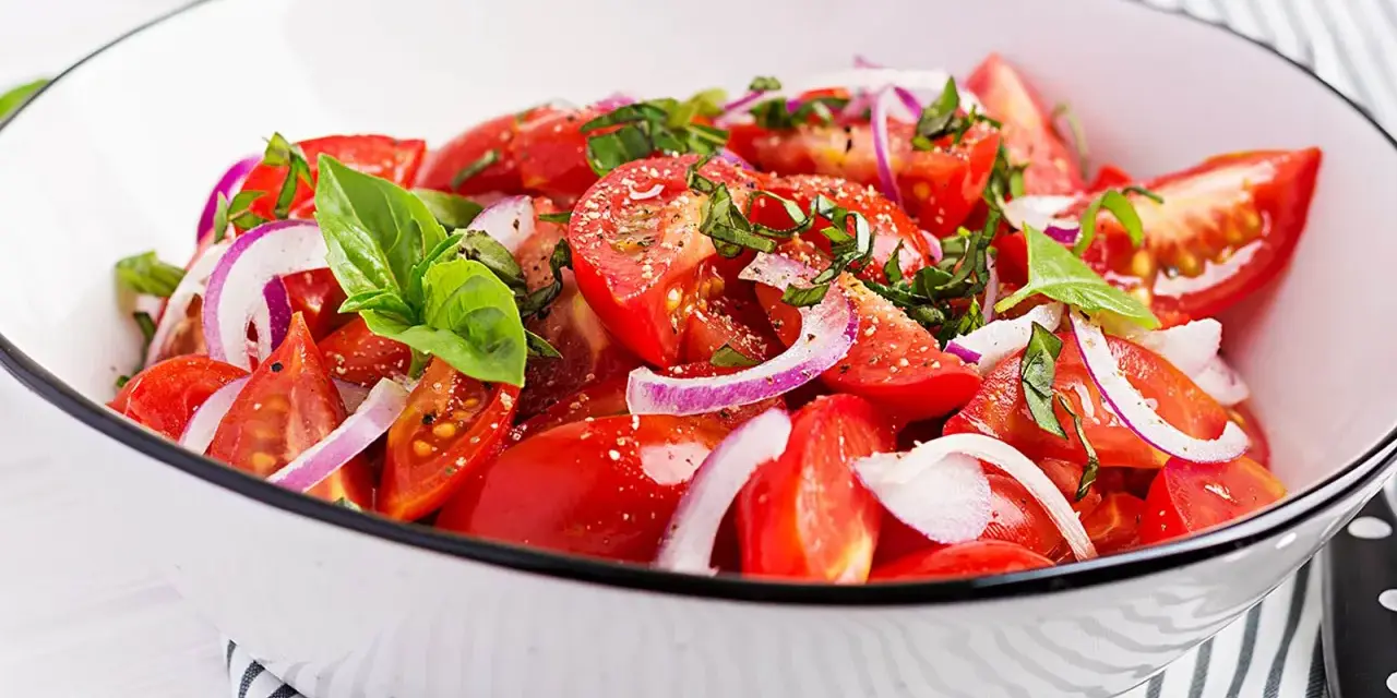 Frischer Tomatensalat mit roten Zwiebeln und Basilikum. Ein einfaches und leckeres tomatensalat rezept für den Sommer.
