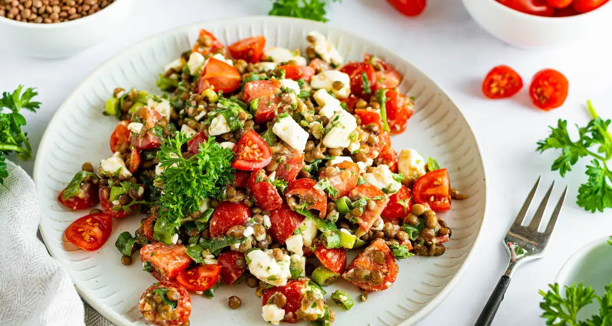 Ein köstlicher Linsensalat mit Tomaten und Feta, perfekt für ein leichtes Mittagessen. Dieses Linsensalat Rezept ist einfach und schnell zubereitet.