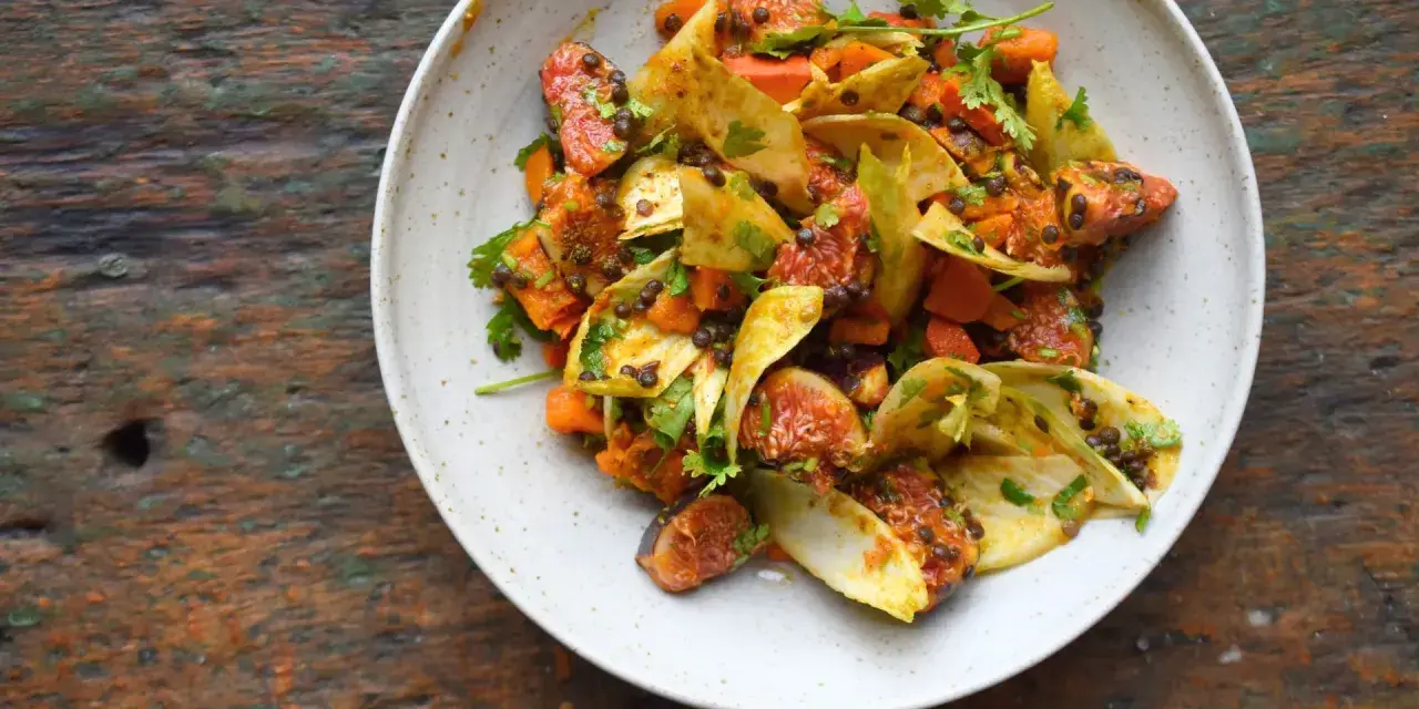 Bunter Linsensalat mit Feigen, Karotten und Fenchel. Ein köstliches Beispiel für kreative Linsen Rezepte, garniert mit frischer Petersilie.