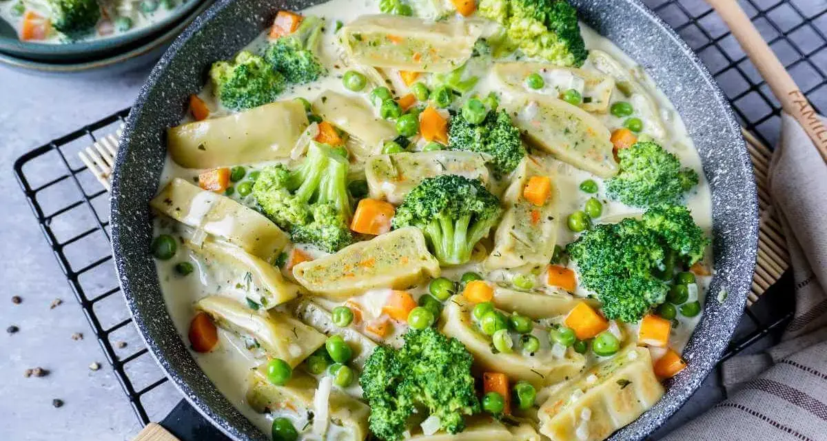 Herzhafte Maultaschen in cremiger Soße mit Brokkoli, Erbsen und Karotten. Ein leckeres Gericht, das Lust auf mehr Maultaschen Rezepte macht.