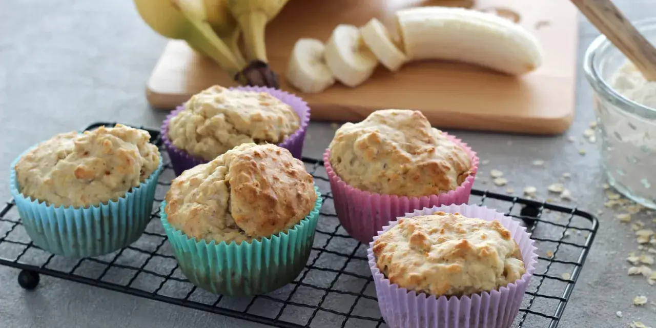 Fünf leckere Muffins ohne Zucker, gebacken mit reifen Bananen. Perfekt für einen gesunden Genuss!