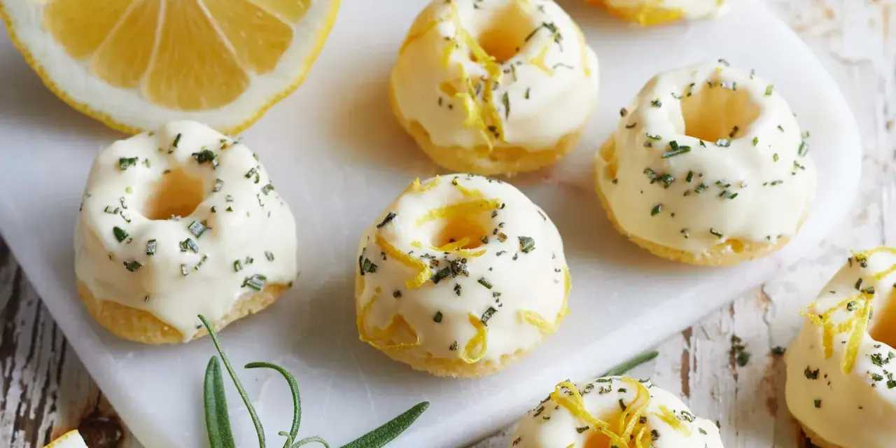 Mini Gugelhupf mit Zitronenglasur und Kräutern, perfekt für ein leichtes Dessert. Ein tolles mini gugelhupf rezept!
