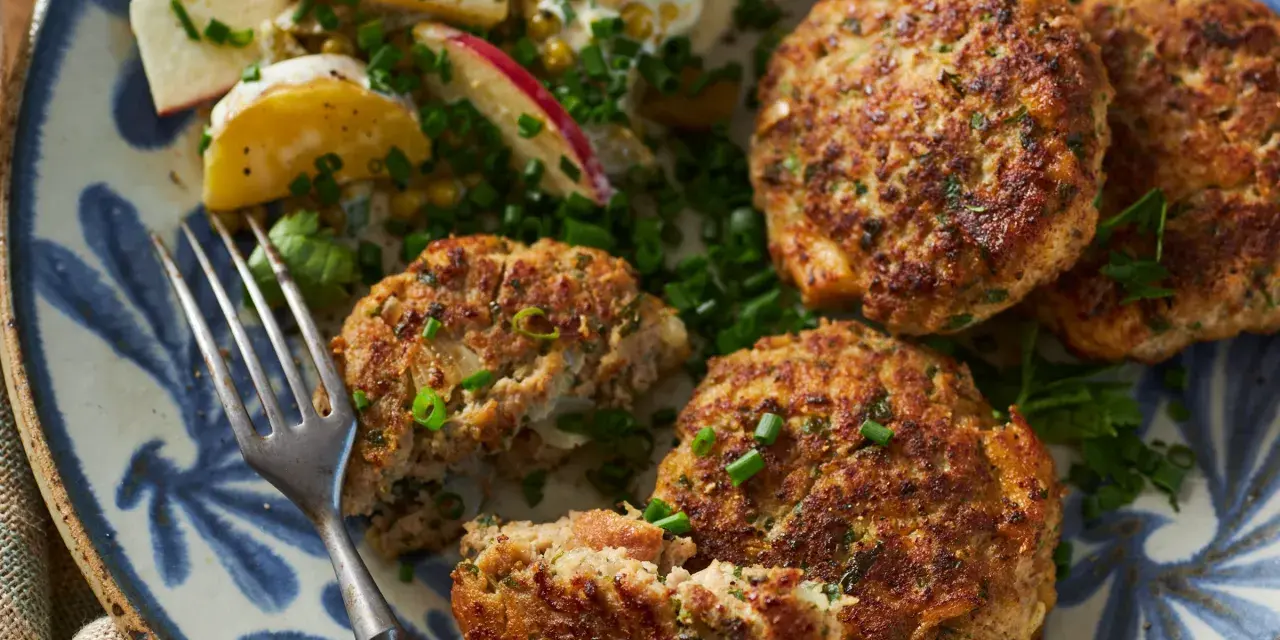 Goldbraune Fleischpflanzerl mit Kartoffelsalat und frischen Kräutern. Ein leckeres Fleischpflanzerl Rezept für Genießer.
