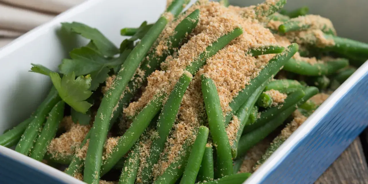 Frische grüne Bohnen mit knuspriger Bröselkruste, ein einfaches und leckeres stangenbohnen rezept.