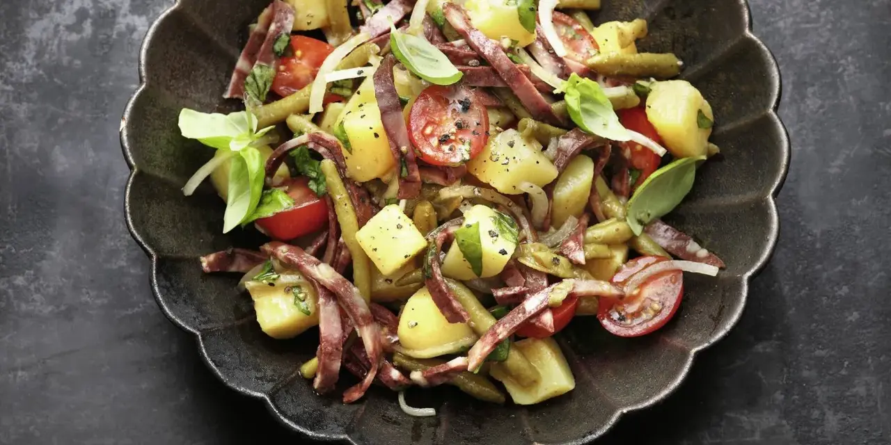 Herzhafter Kartoffelsalat mit Speck und grünen Bohnen, inspiriert von blutampfer rezepten. Frisch, würzig und perfekt für jede Gelegenheit.
