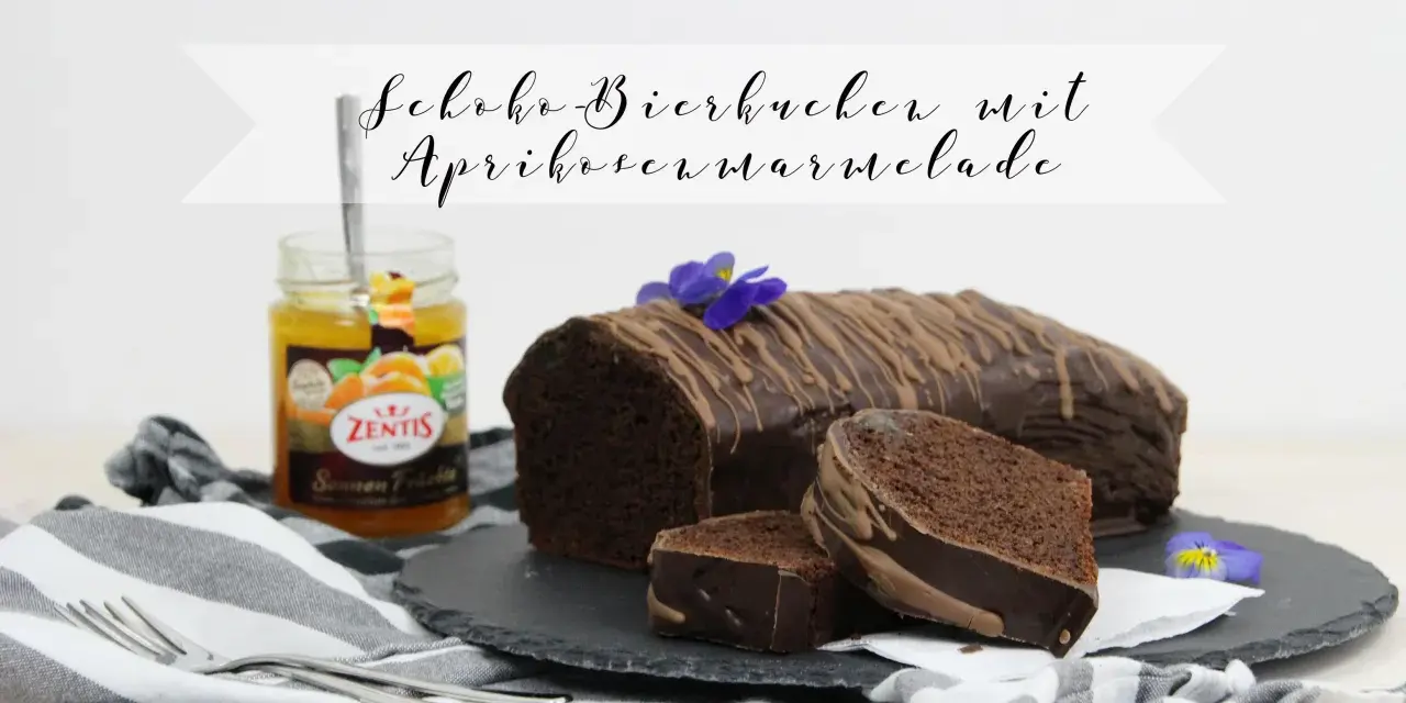 Schokoladen-Bierkuchen mit Aprikosenmarmelade, ein saftiger Kuchen, der mit Schokolade überzogen ist und mit Marmelade serviert wird.