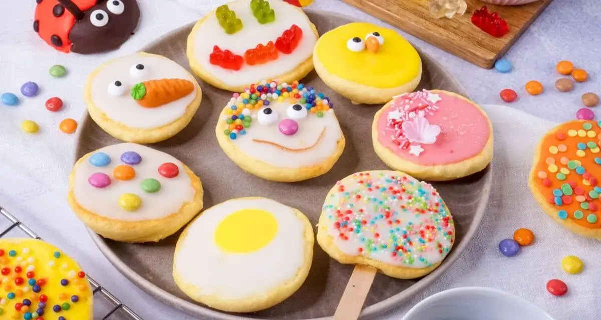 Bunte mini Amerikaner mit lustigen Gesichtern, Marienkäfer und Karotte. Ein süßer Genuss für Groß und Klein.