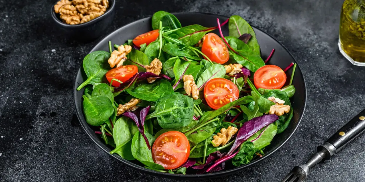 Frischer Mangoldsalat mit Kirschtomaten und Walnüssen, bereit zum Genießen.