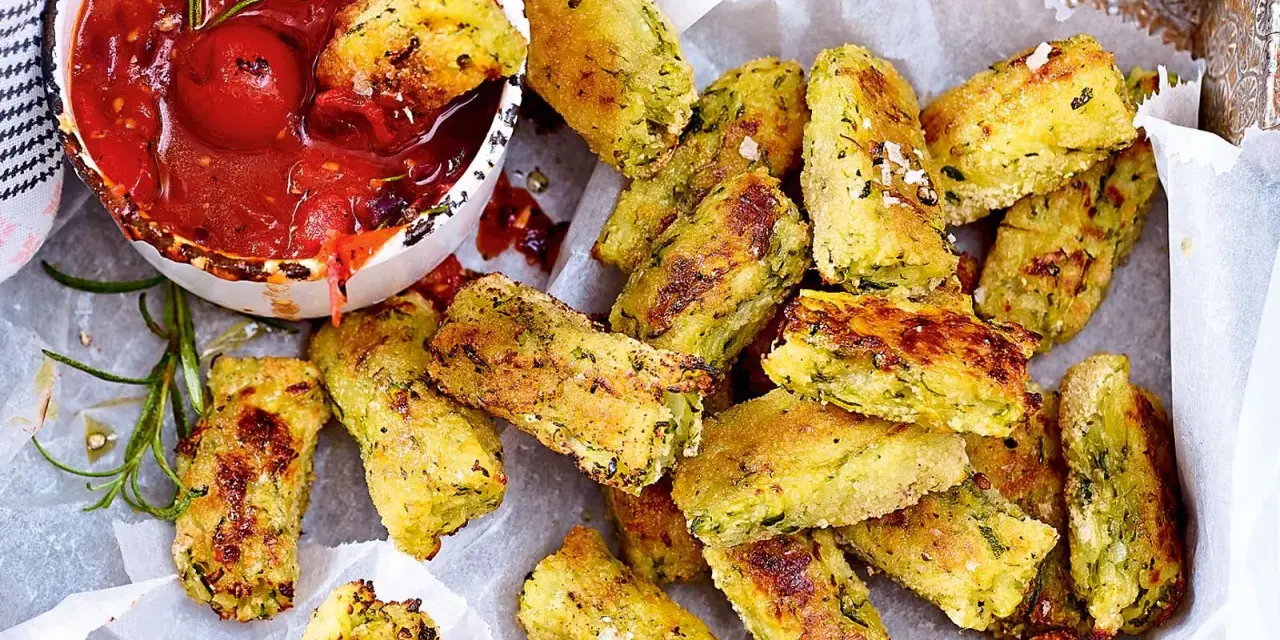 Knusprige Zucchini-Sticks aus dem Ofen, perfekt für schnelle zucchini rezepte. Dazu eine würzige Tomatensauce.