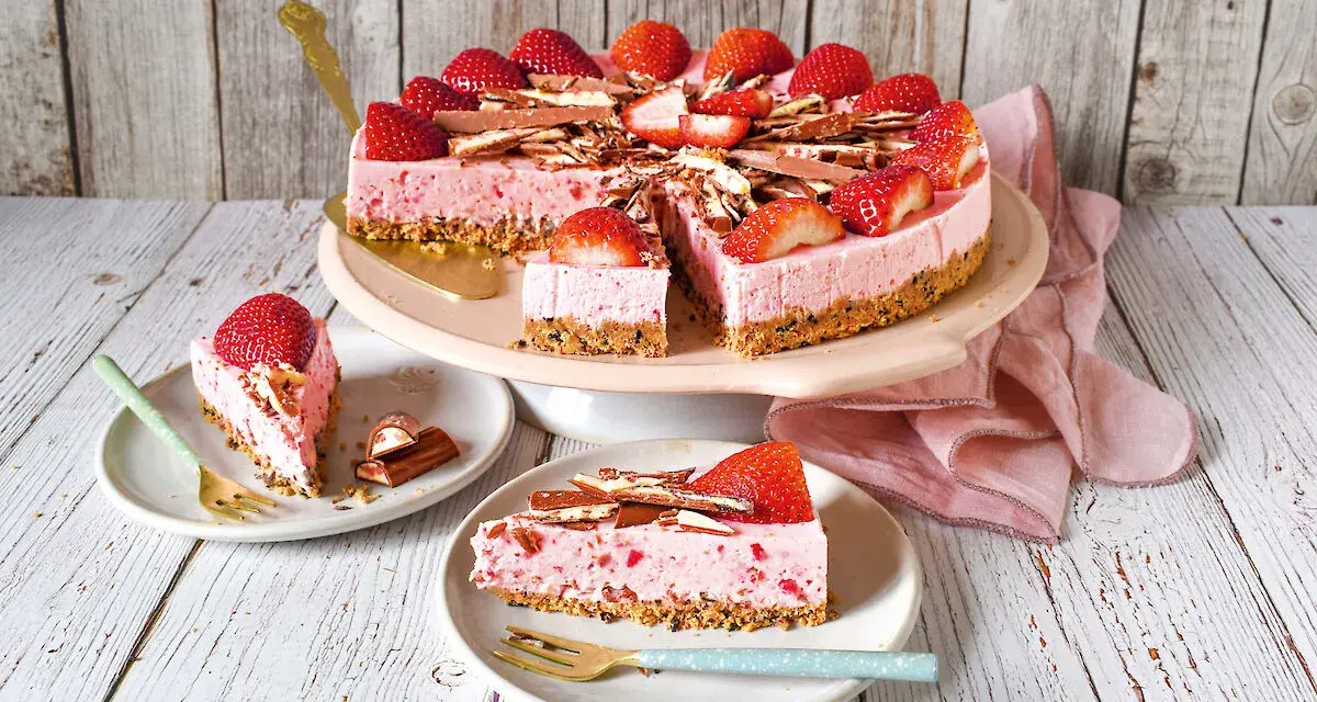 Eine köstliche Yogurette Torte mit frischen Erdbeeren und Schokostückchen, bereit zum Genießen.