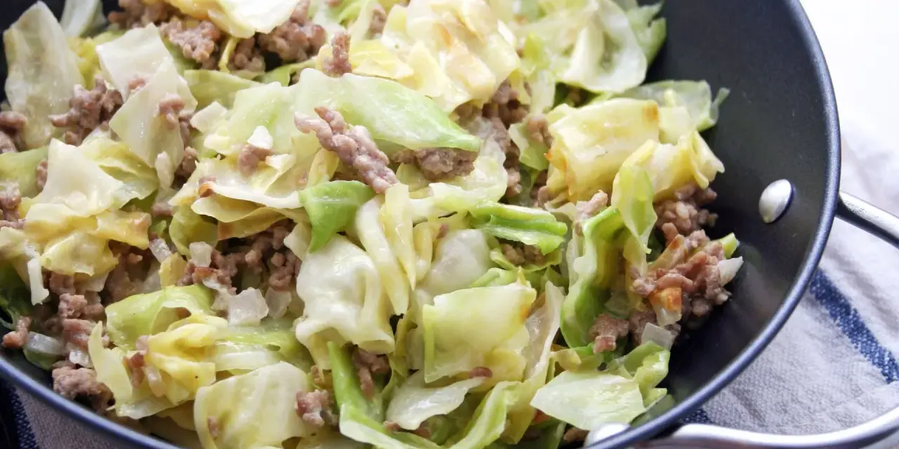 Herzhaftes Spitzkohlgericht mit Hackfleisch, frisch aus der Pfanne.