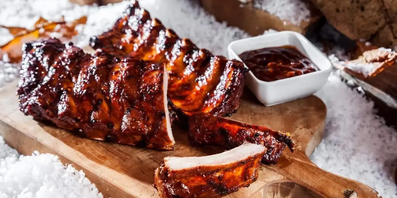 Saftige Schweinerippchen, glasiert und bereit zum Genießen. Ein tolles schweinerippchen rezept für jeden Anlass.