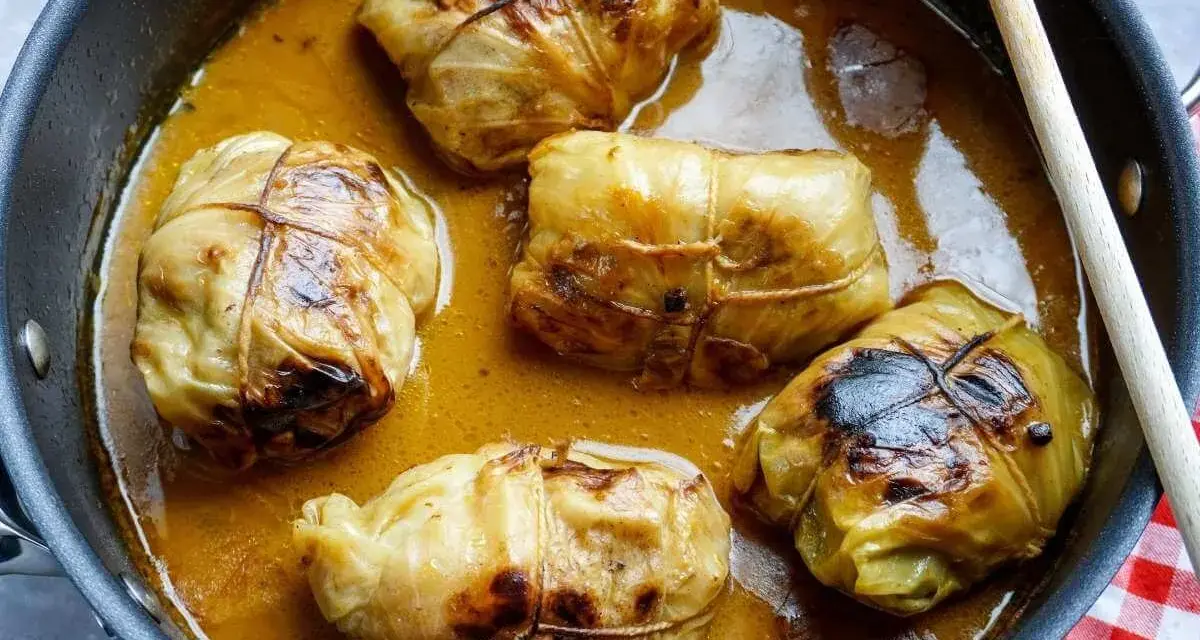 Fünf Kohlrouladen im Topf, bereit für ein köstliches Kohlrouladen Rezept.
