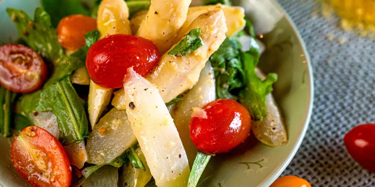 Klassischer Spargelsalat mit Kirschtomaten und frischen Kräutern, ein leichtes und gesundes Gericht.