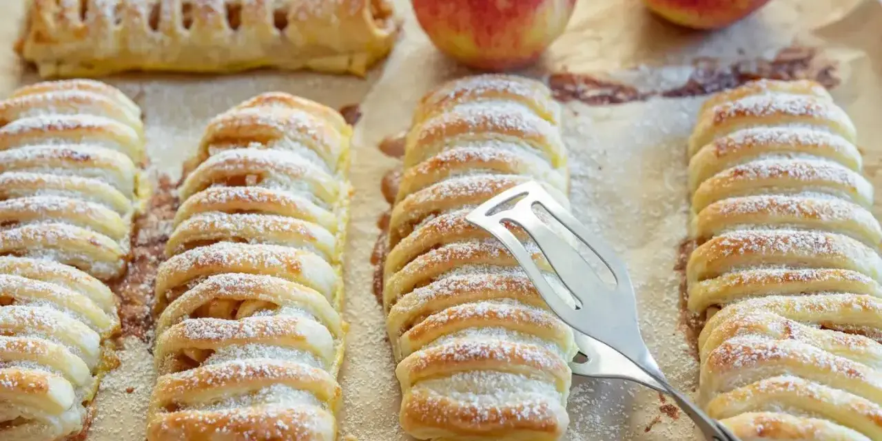 Frisch gebackene Apfeltaschen, bestäubt mit Puderzucker. Ein köstliches Apfeltaschen Rezept, das zum Genießen einlädt.