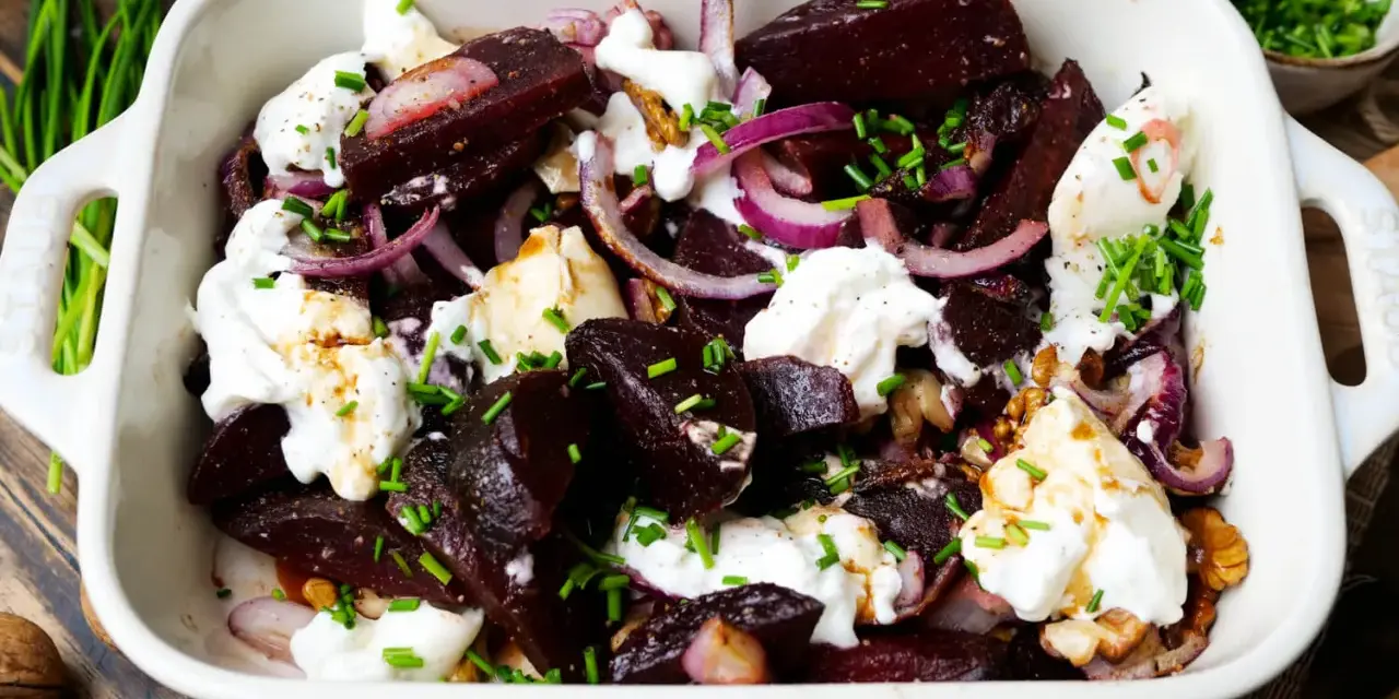 Gebackene Rote Bete mit Ziegenkäse und Walnüssen, ein köstliches Gericht, das sich perfekt für Rote Bete Rezepte eignet.