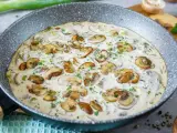 Cremige Champignon-Pfanne, ein köstliches Gericht, das Lust auf mehr Champignons Rezepte macht. Mit frischer Petersilie garniert.