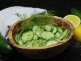 Frischer Gurkensalat im Holzschälchen, garniert mit Dill. Ein einfaches gurkensalat rezept für den Sommer.