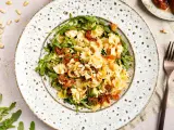 Mediterraner Salat mit Farfalle, getrockneten Tomaten, Rucola und Pinienkernen. Ein leichter Genuss!
