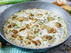 Cremige Champignon-Pfanne, ein köstliches Gericht, das Lust auf mehr Champignons Rezepte macht. Mit frischer Petersilie garniert.