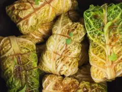 Gefüllte Kohlrouladen, ein Klassiker der wirsing rezepte, sind liebevoll mit Schnur gebunden und bereit zum Genuss.