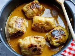 Fünf Kohlrouladen im Topf, bereit für ein köstliches Kohlrouladen Rezept.