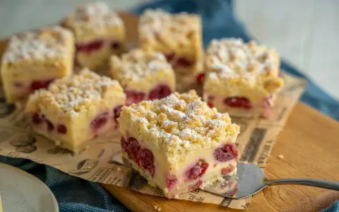 Saftiger Kuchen mit Kornelkirschen und Streuseln, perfekt für Kornelkirsche Rezepte.