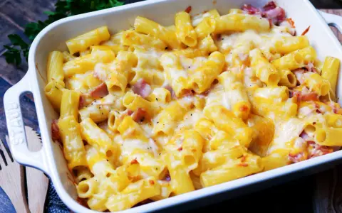 Herzhaftes Nudel Schinken Gratin mit geschmolzenem Käse, frisch aus dem Ofen. Perfekt für kalte Tage!