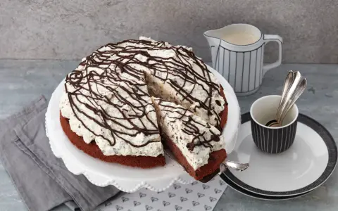 Eine köstliche Schoko Stracciatella Torte mit viel Sahne und Schokoladenraspeln, bereit zum Genießen.