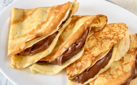 Drei gefaltete Crêpes mit Schokoladencreme, ein einfaches und leckeres Crepes Rezept für jeden Anlass.