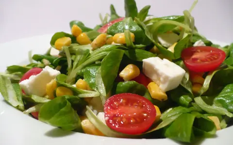 Ein frischer Feldsalat mit Mais, Kirschtomaten und Feta – ein einfaches und leckeres Feldsalat Rezept für jeden Tag.