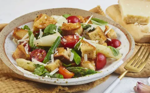 Ein köstlicher Brotsalat mit Spargel, Tomaten und Parmesan. Dieses Brotsalat Rezept ist perfekt für den Sommer.